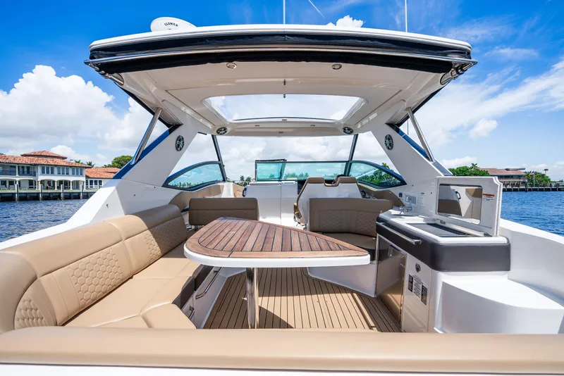 Slide: The Image of Sea Ray Sundancer 320 2020 - 18