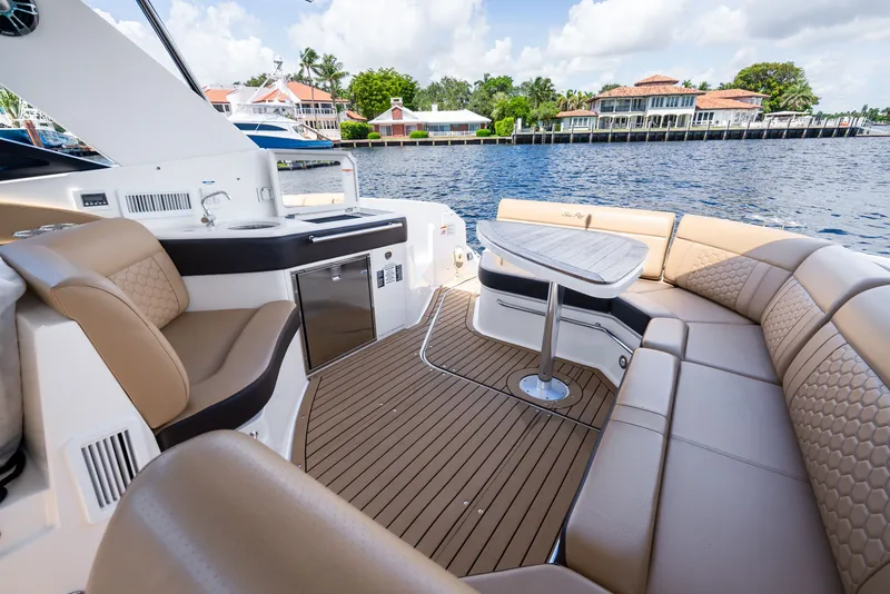 Slide: The Image of Sea Ray Sundancer 320 2020 - 19
