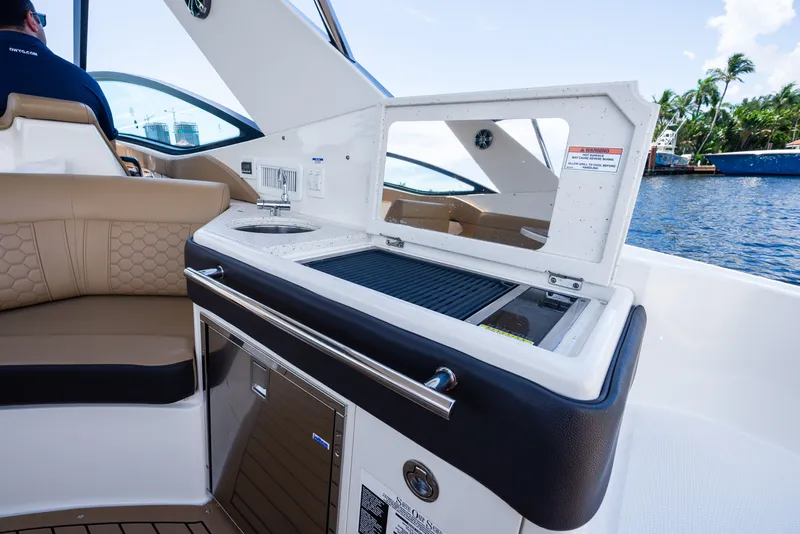 Slide: The Image of Sea Ray Sundancer 320 2020 - 20