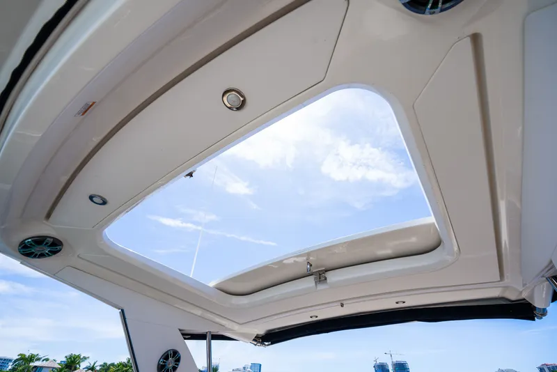 Slide: The Image of Sea Ray Sundancer 320 2020 - 21