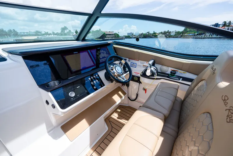 Slide: The Image of Sea Ray Sundancer 320 2020 - 22