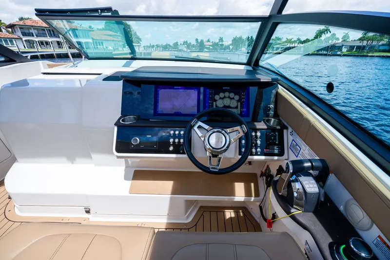 Slide: The Image of Sea Ray Sundancer 320 2020 - 23