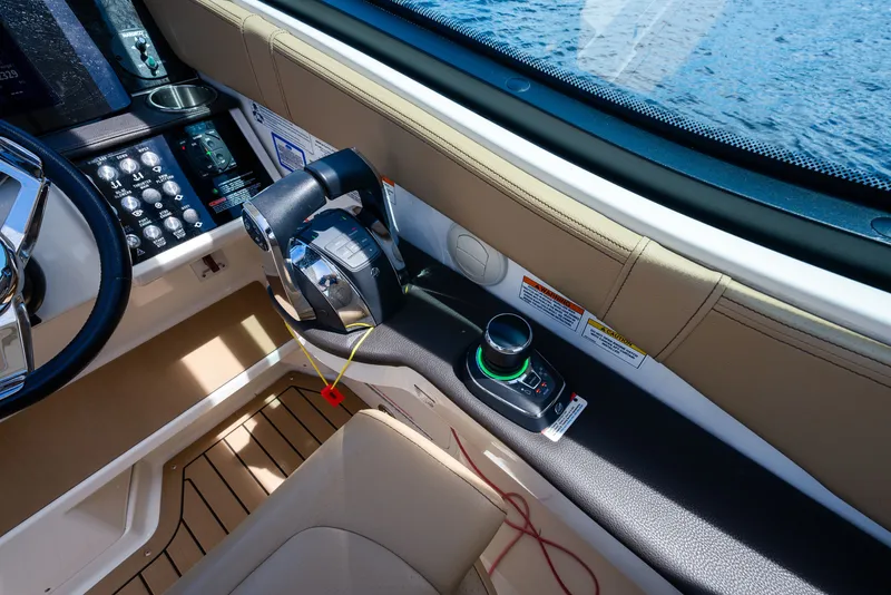 Slide: The Image of Sea Ray Sundancer 320 2020 - 24