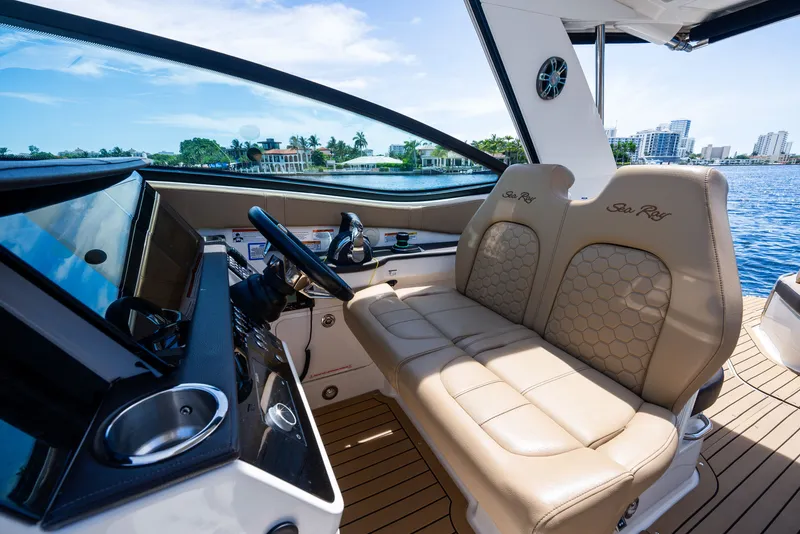 Slide: The Image of Sea Ray Sundancer 320 2020 - 25