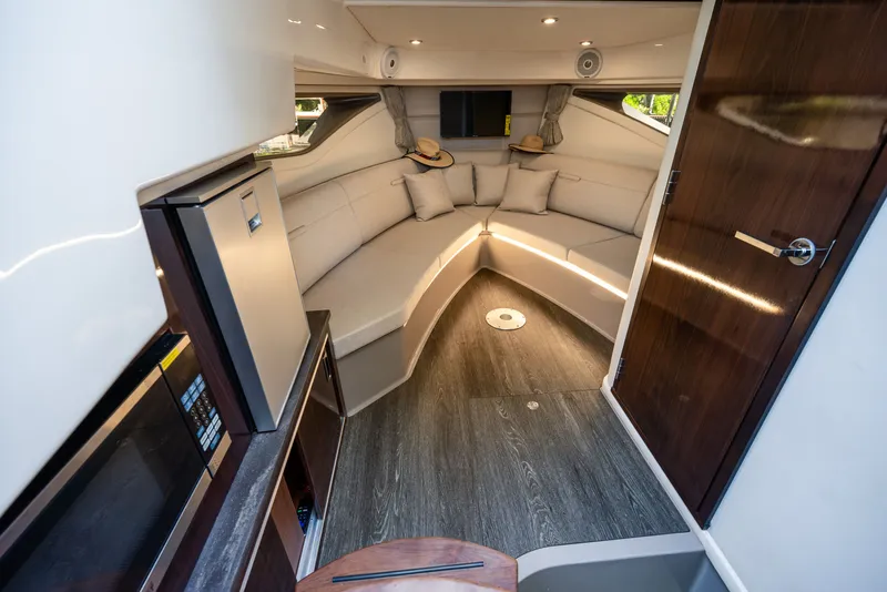 Slide: The Image of Sea Ray Sundancer 320 2020 - 26