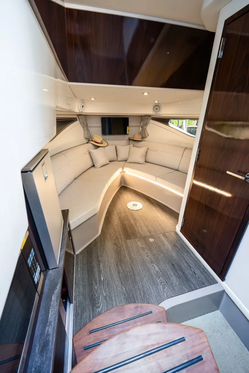 Slide: The Image of Sea Ray Sundancer 320 2020 - 27