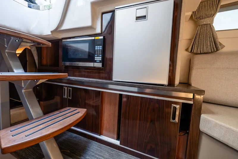Slide: The Image of Sea Ray Sundancer 320 2020 - 28