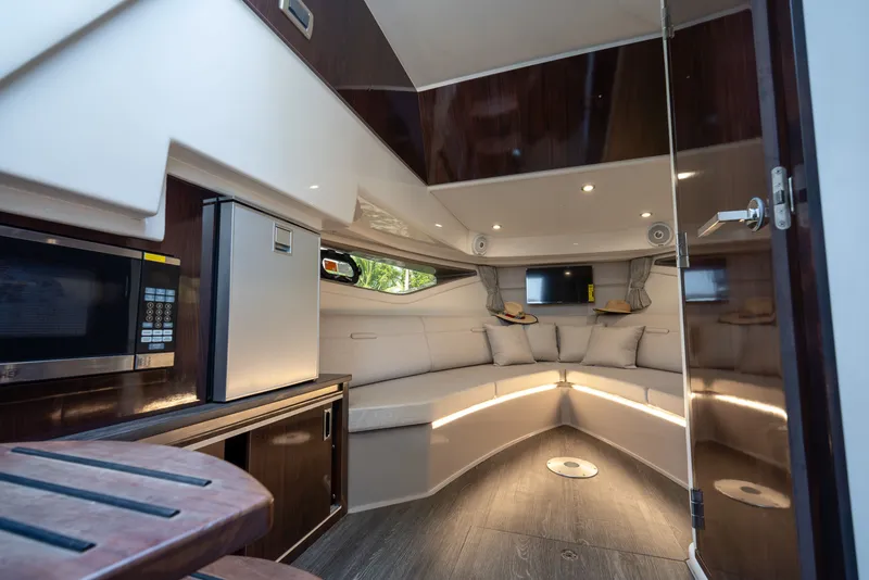 Slide: The Image of Sea Ray Sundancer 320 2020 - 29