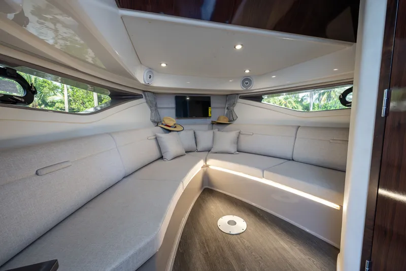 Slide: The Image of Sea Ray Sundancer 320 2020 - 30