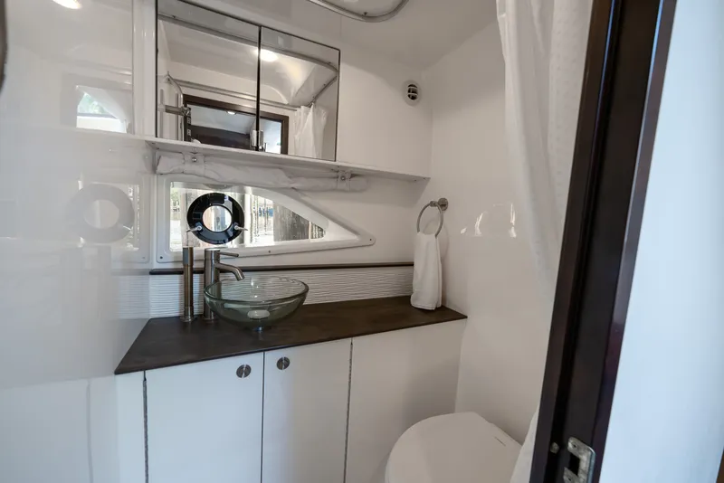 Slide: The Image of Sea Ray Sundancer 320 2020 - 31