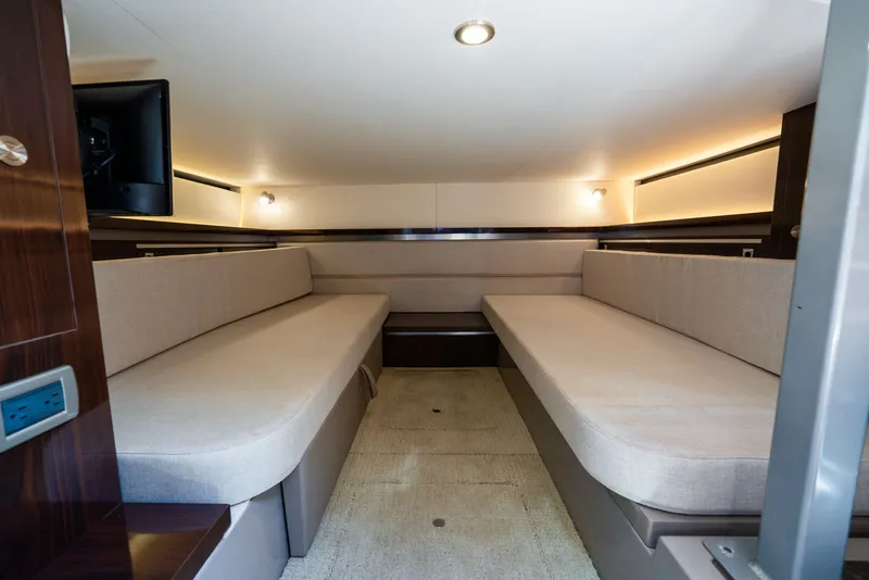 Slide: The Image of Sea Ray Sundancer 320 2020 - 33