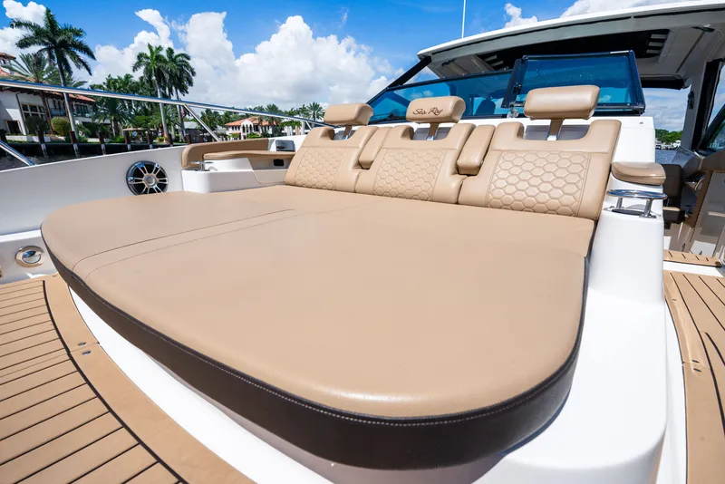 Slide: The Image of Sea Ray Sundancer 320 2020 - 35