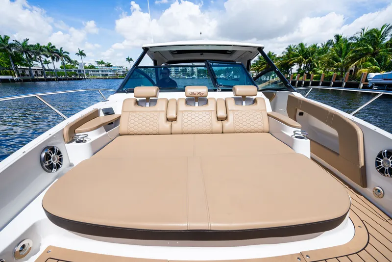 Slide: The Image of Sea Ray Sundancer 320 2020 - 36