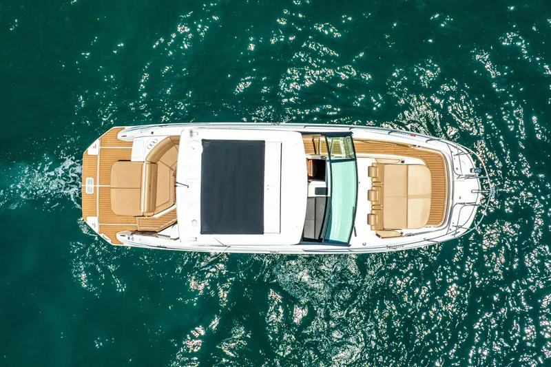Slide: The Image of Sea Ray Sundancer 320 2020 - 7