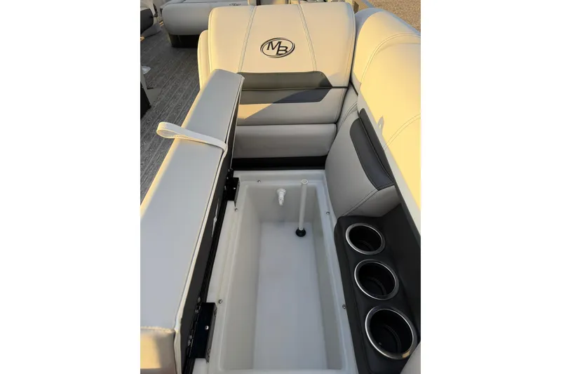Slide: The Image of Montego Bay ST8524 SB DLX 2026 boat seat with storage and cup holders. - 15