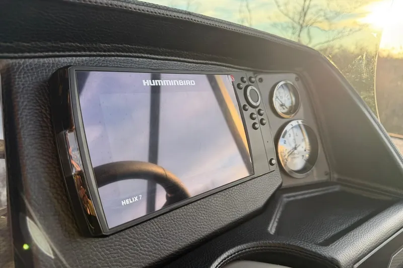 Slide: The Image of Dashboard of 2026 Montego Bay ST8524 SB DLX with Humminbird Helix 7 display. - 18