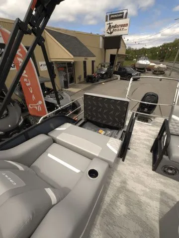 Slide: The Image of 2025 Crest Classic 220 SLRC boat with extended rear deck. - 21