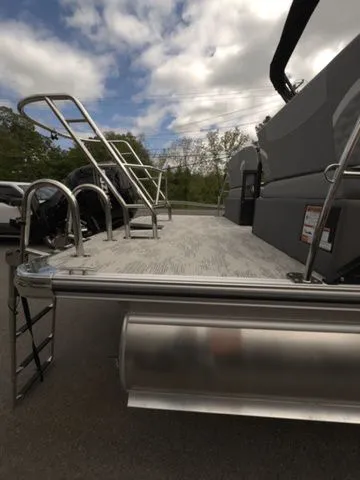 Slide: The Image of 2025 Crest Classic 220 SLRC pontoon boat with extended rear deck. - 28