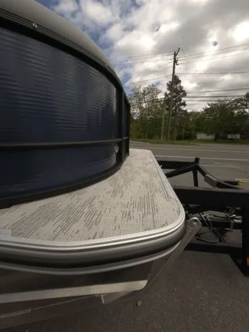 Slide: The Image of 2025 Crest Classic 220 SLRC boat on trailer, side view. - 30