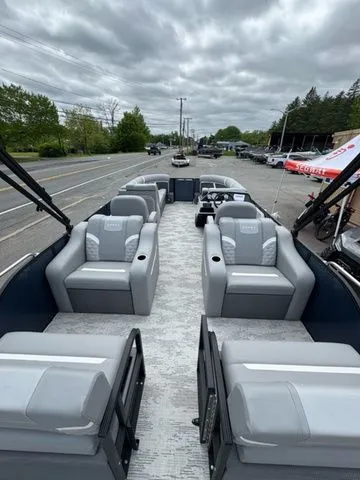 Slide: The Image of 2025 Crest Classic 220 SLRC pontoon boat with extended rear deck. - 5