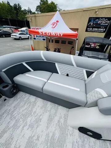 Slide: The Image of 2025 Crest Classic 220 SLRC boat with extended rear deck. - 9