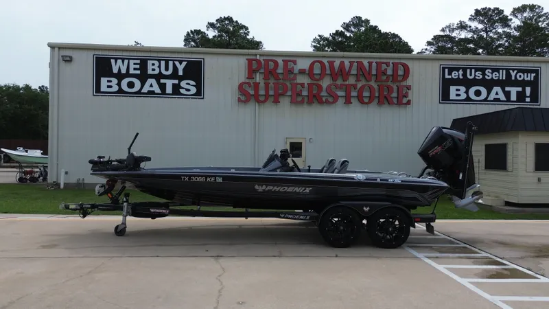The Image of Phoenix 921 Elite 2021 at pre-owned boat superstore. - 1