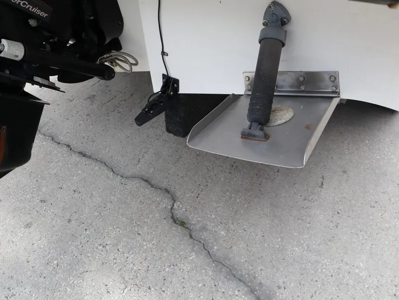 Slide: The Image of Rear view of a 2008 Sea Ray 240 Sundancer boat with drive. - 8