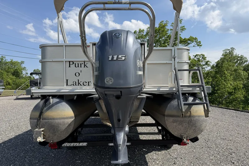 Slide: The Image of 2015 Starcraft Stardeck 216 Cruise-N-Fish pontoon boat with Yamaha 115 engine. - 7