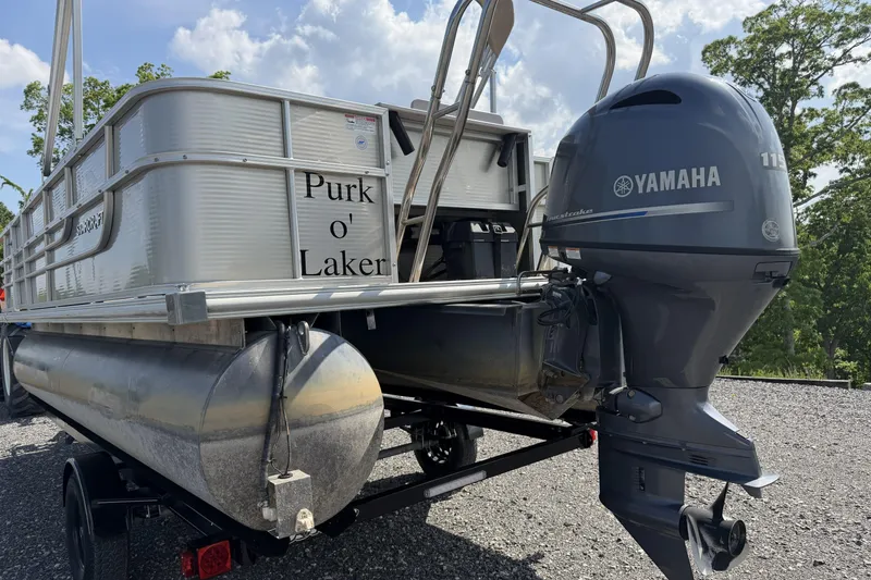Slide: The Image of 2015 Starcraft Stardeck 216 Cruise-N-Fish pontoon boat with Yamaha outboard motor. - 8