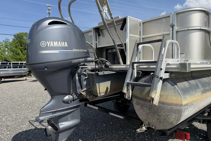 Slide: The Image of 2015 Starcraft Stardeck 216 Cruise-N-Fish pontoon boat with Yamaha outboard motor. - 9