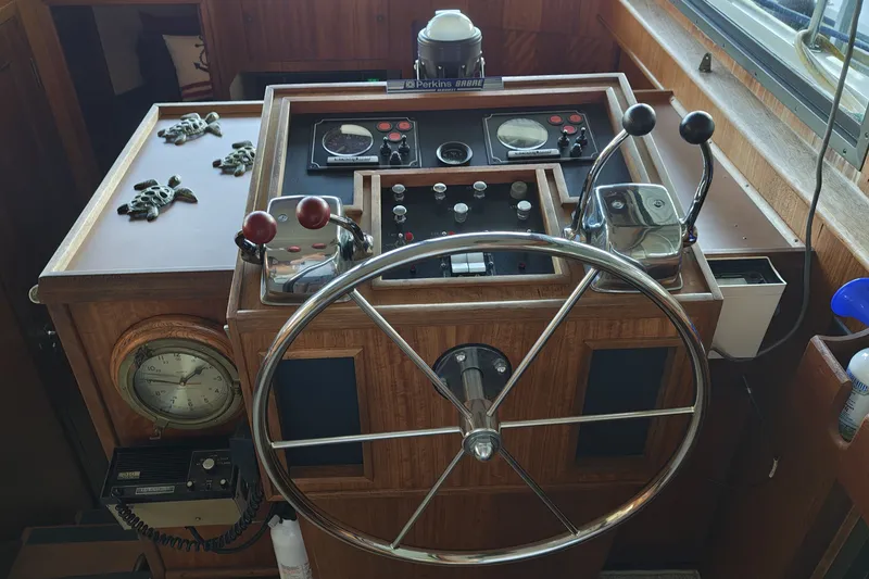 Slide: The Image of Helm of 1976 Hatteras 38 Double Cabin yacht. - 13