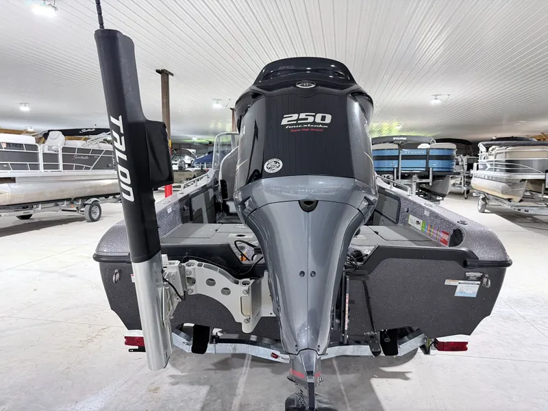 Slide: The Image of 2016 Skeeter MX 2040 boat with Yamaha 250 HP engine. - 15