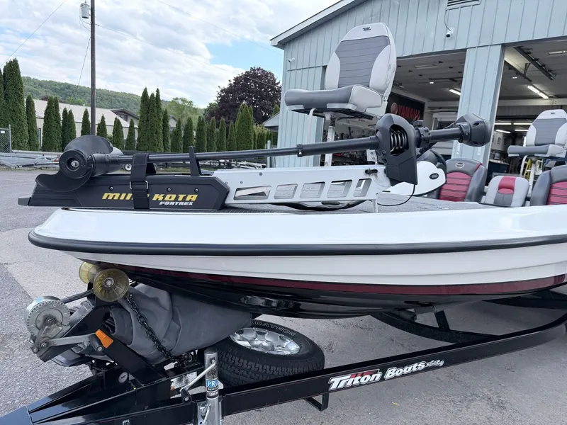 Slide: The Image of 2008 Triton 18X2 boat with Minn Kota Fortrex motor. - 31