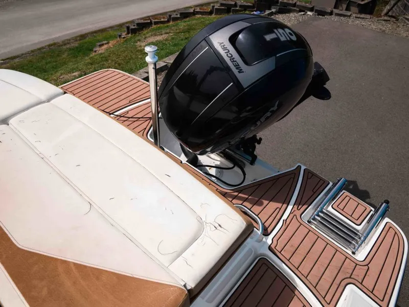 Slide: The Image of 2018 Sea Ray SPX 210 Outboard with Mercury engine, deck view. - 18