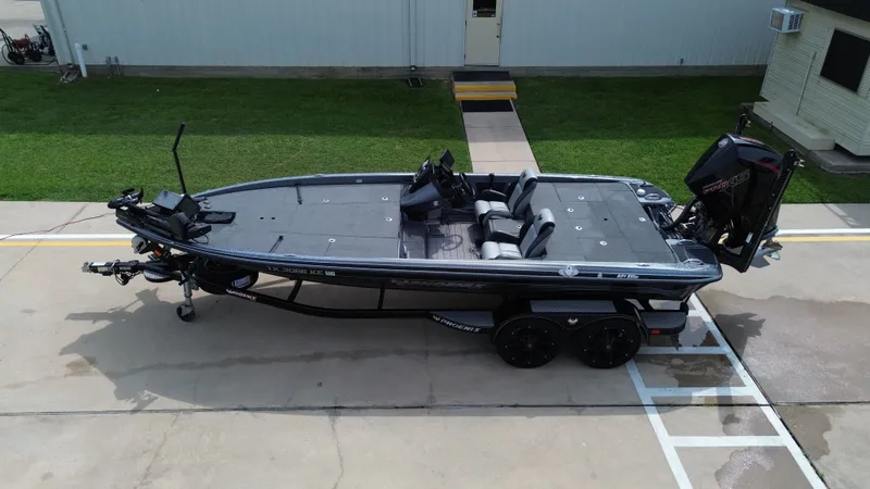 Slide: The Image of Phoenix Bass Boat 921 Elite 2021 - 13