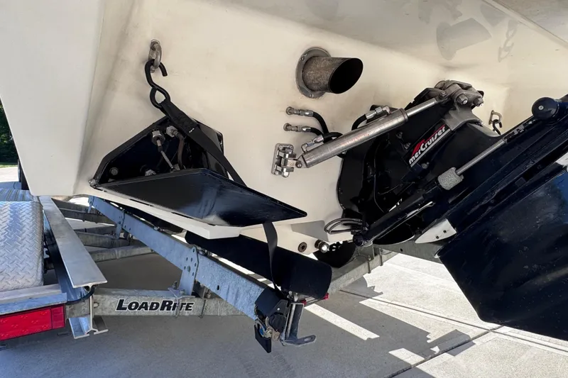 Slide: The Image of Rear view of a 2000 Fountain 27 Fever boat on a LoadRite trailer. - 13