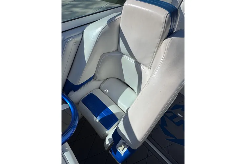 Slide: The Image of White and blue interior of a 2000 Fountain 27 Fever boat. - 21