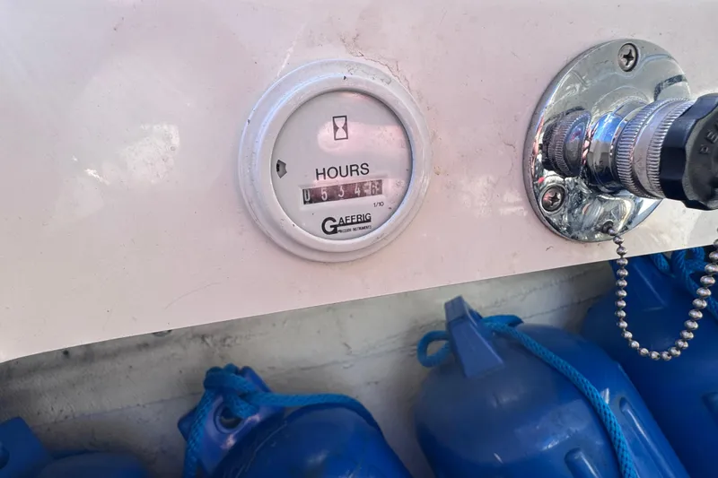 Slide: The Image of Hour meter on 2000 Fountain 27 Fever boat, showing 534.6 hours. - 36