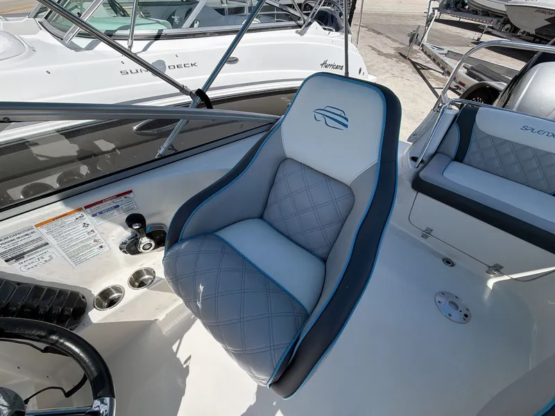 Slide: The Image of Splender 259 Sunstar 2023 boat seat with blue accent. - 14
