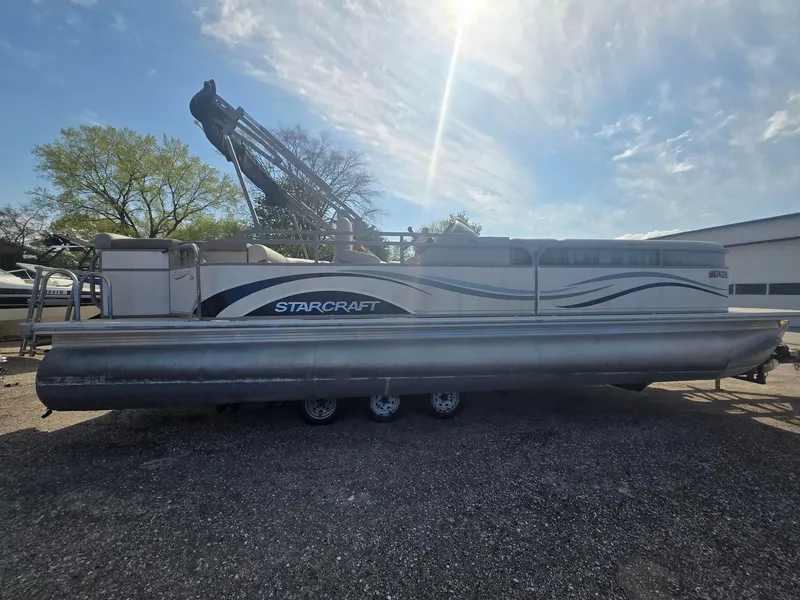 The Image of 2007 Starcraft Majestic 256 pontoon boat parked outdoors. - 1