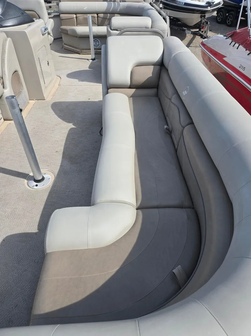 Slide: The Image of Interior of a 2007 Starcraft Majestic 256 boat with beige seating. - 10