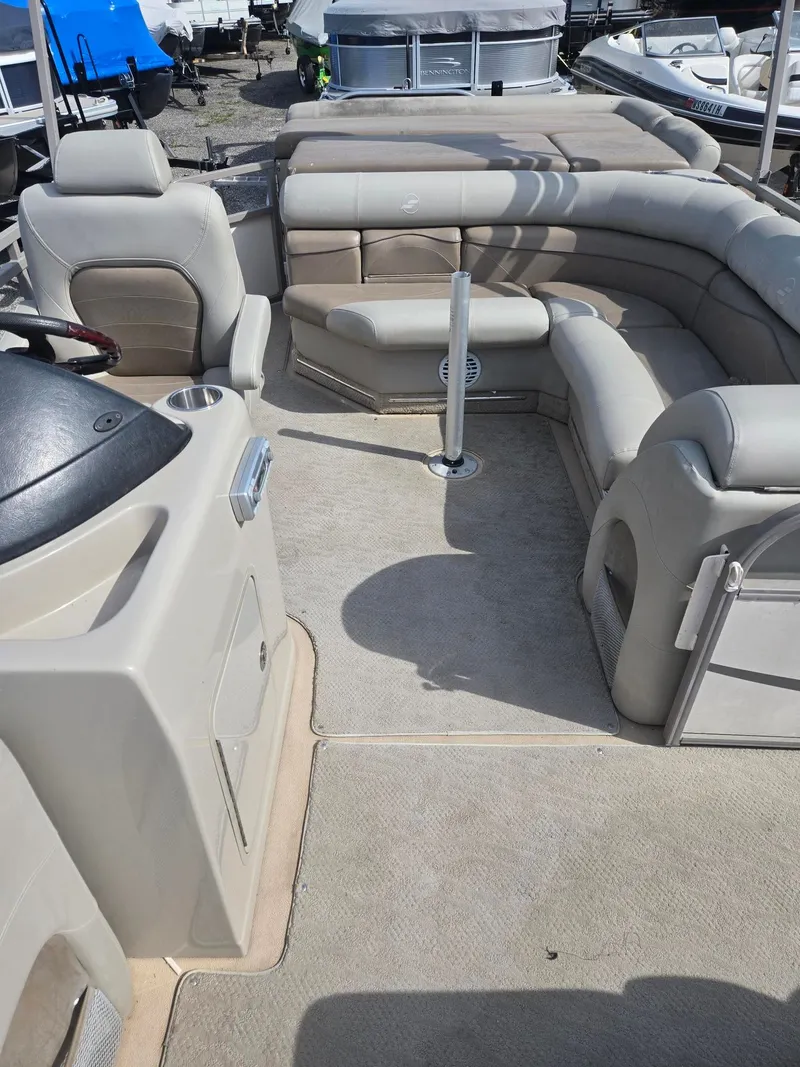 Slide: The Image of Interior of a 2007 Starcraft Majestic 256 pontoon boat. - 11
