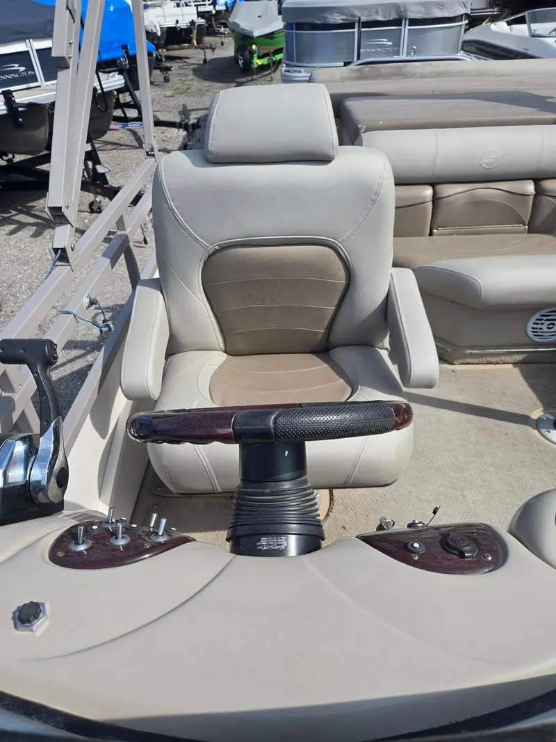 Slide: The Image of Helm console of a 2007 Starcraft Majestic 256 boat. - 12