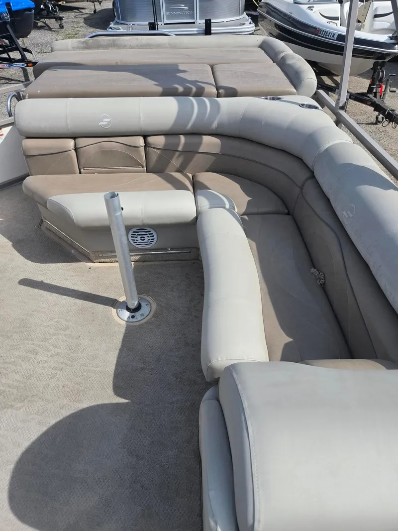 Slide: The Image of Interior of a 2007 Starcraft Majestic 256 boat with beige seating. - 13