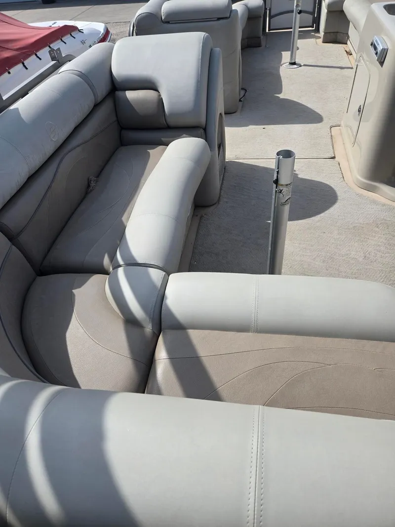 Slide: The Image of Interior of a 2007 Starcraft Majestic 256 boat with beige seating. - 15