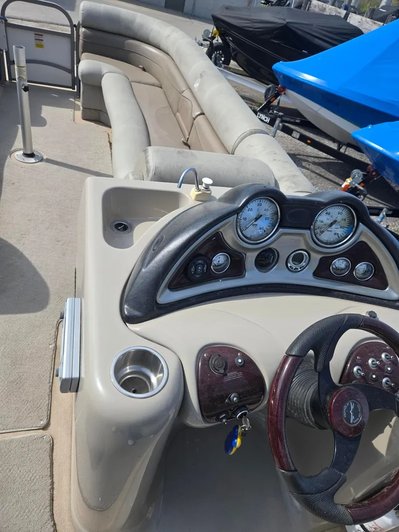 Slide: The Image of Interior of a 2007 Starcraft Majestic 256 pontoon boat. - 17