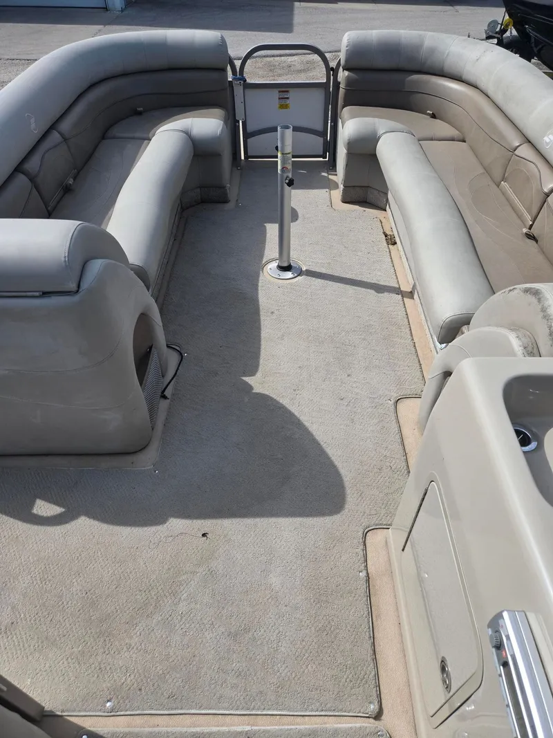 Slide: The Image of Interior of a 2007 Starcraft Majestic 256 pontoon boat. - 18
