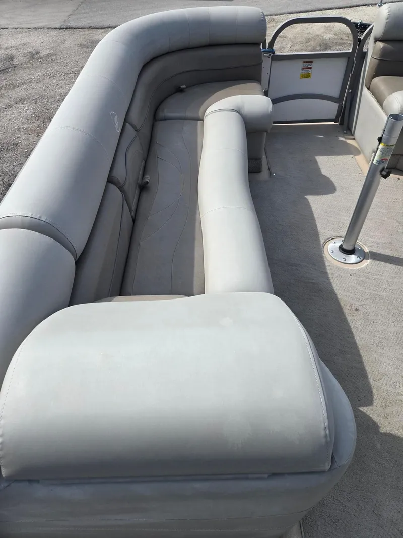 Slide: The Image of Interior of a 2007 Starcraft Majestic 256 pontoon boat. - 19