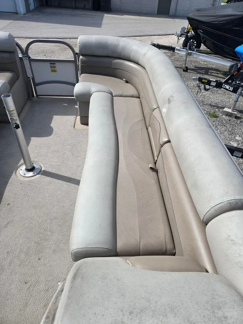 Slide: The Image of Interior of a 2007 Starcraft Majestic 256 pontoon boat. - 20
