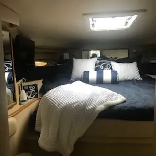 Slide: The Image of Interior of a 1999 Sea Ray Sundancer yacht with cozy bed. - 10